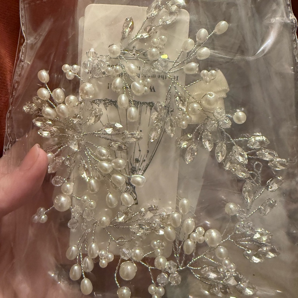 Elegant Pearl and Crystal Hair Accessory